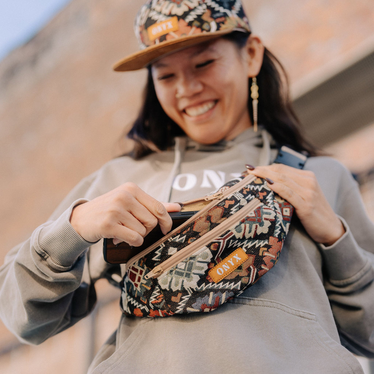 https://onyxcoffeelab.com/cdn/shop/files/AydinFannyPack-2_1200x.jpg?v=1701378387