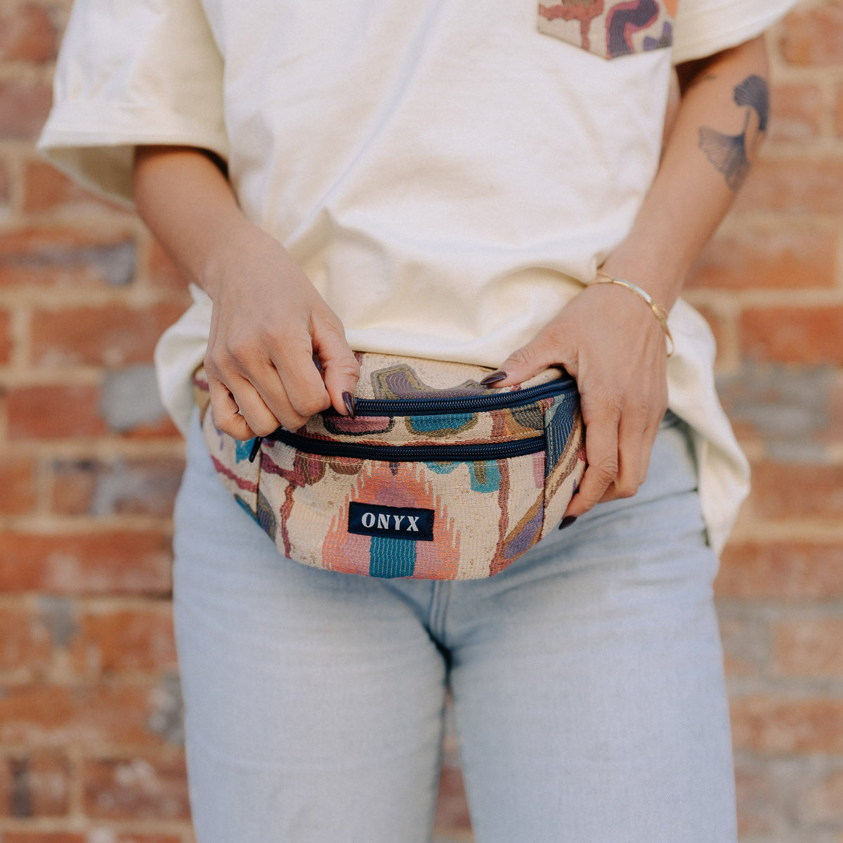 https://onyxcoffeelab.com/cdn/shop/files/CollierFannyPack-3_1200x.jpg?v=1701378629